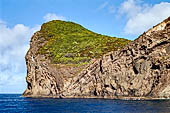 Azzorre, Isola Sao Jorge - La costa meridionale navigando verso il porto di Velas.